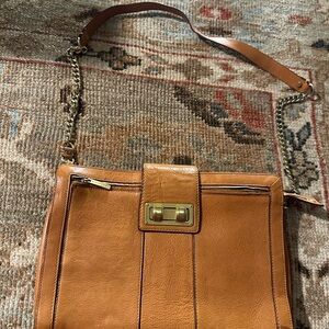 BCBG MaxAzria

Elegant Tan Leather Shoulder Bag

Authentic